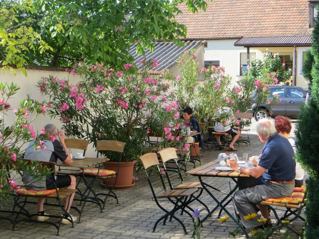 Hotel Gaestehaus Elfriede à Mörbisch am See Extérieur photo